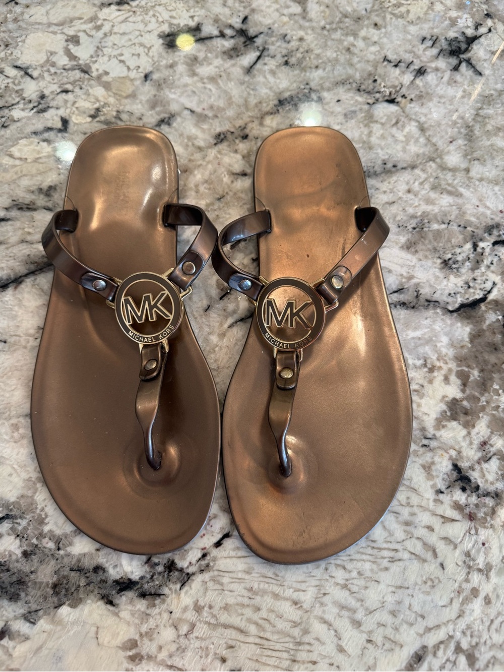 MICHAEL KORS FLAT GOLD & BROWN LOGO THONG SANDALS , SIZE 8